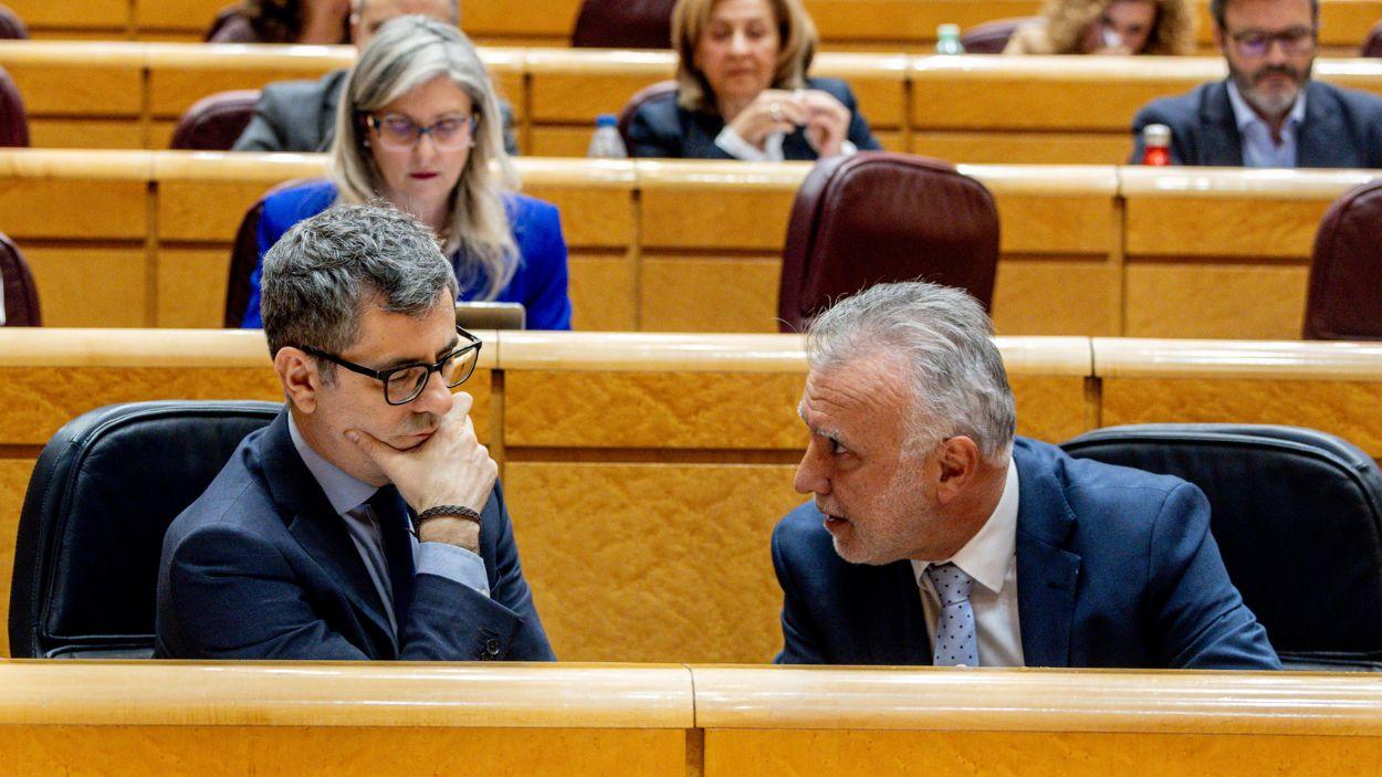 El ministro de la Presidencia, Justicia y Relaciones con las Cortes, Félix Bolaños (i) y el ministro de Política Territorial y Memoria Democrática, Ángel Víctor Torres (d), durante una sesión de control al Gobierno en el Senado, a 3 de marzo de 2026, en Madrid (España). EP.