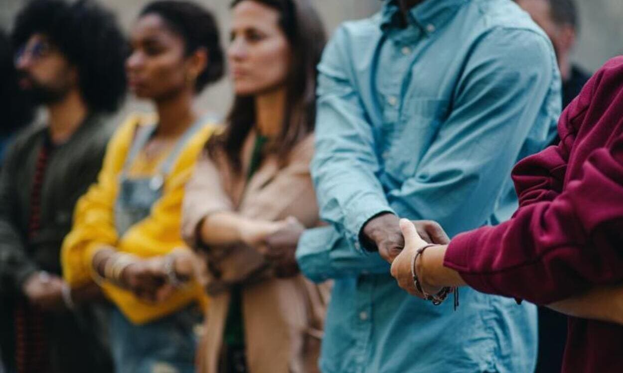 Varias personas se cogen de las manos. © Fundación ”la Caixa”
