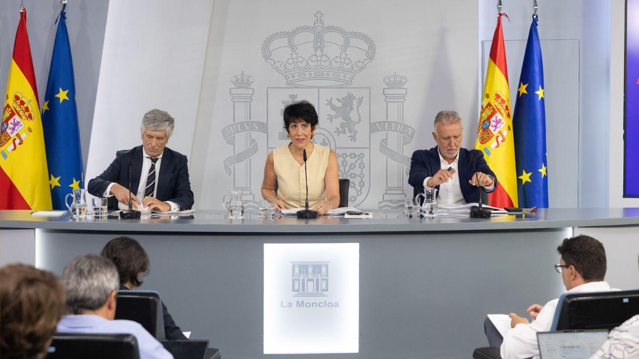 El ministro del Interior, Fernando Grande-Marlaska, la portavoz del Gobierno y ministra de Inclusión, Seguridad Social y Migraciones, Elma Saiz, y el ministro de Política Territorial y Memoria Democrática, Ángel Víctor Torres, durante la rueda de prensa tras el Consejo de Ministros, a 25 de agosto de 2026, en Madrid (España). EP.