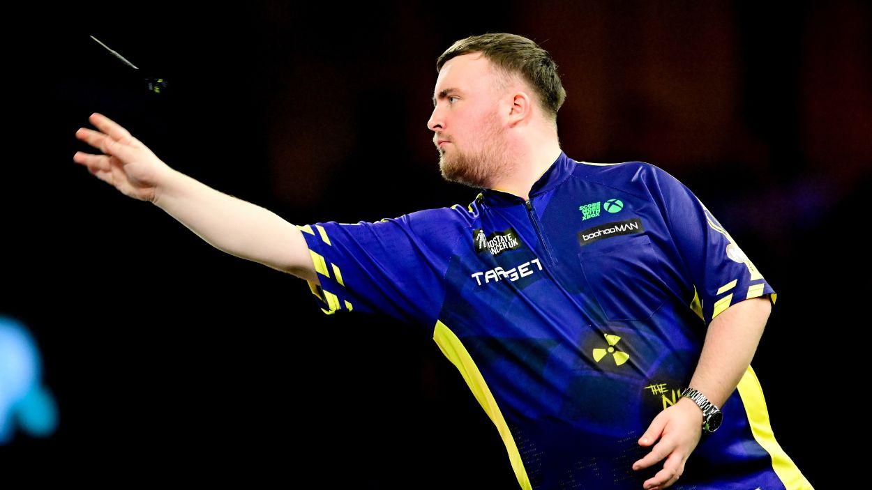 Luke Littler en su partido de semifinales contra Stephen Bunting durante el Campeonato Mundial de Dardos Paddy Power 2025. EP.