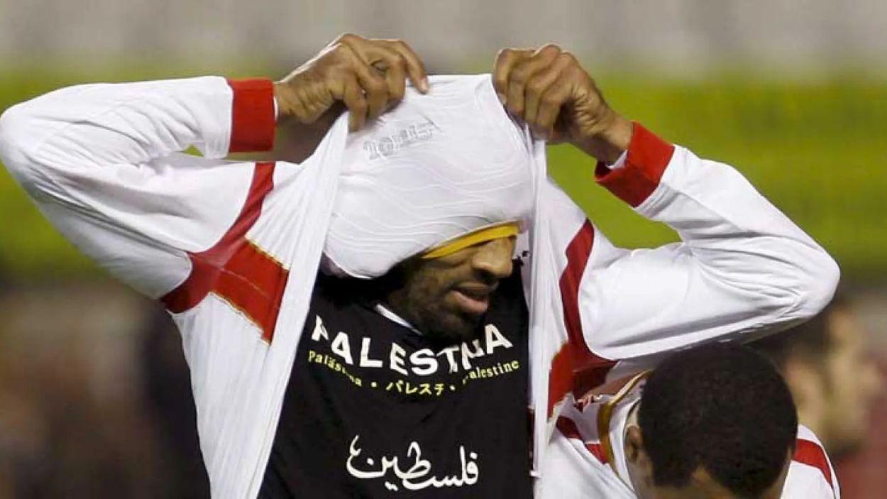 Frédéric Kanouté celebra un gol para Palestina. Archivo.