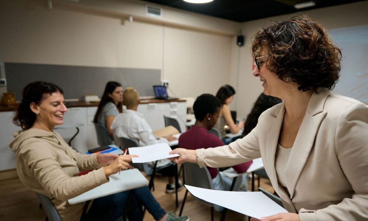 Una profesora imparte una clase | Foto de 123RF/alvarog1970