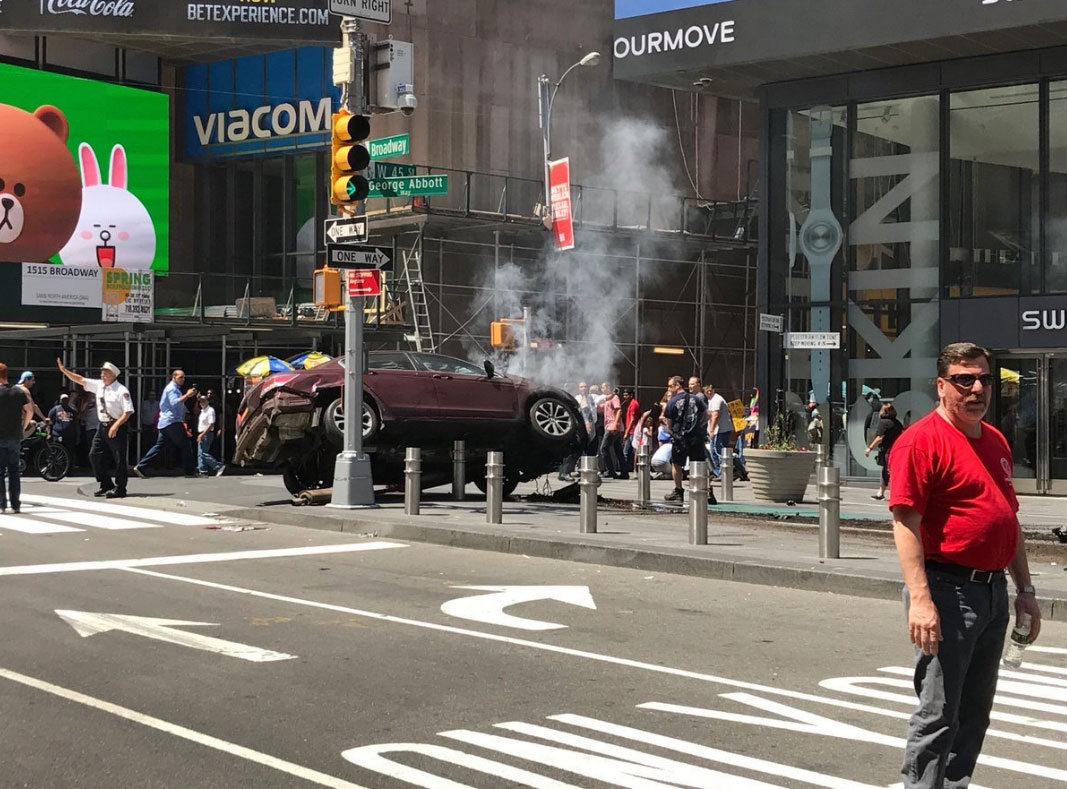 Coche estrellado en Times Square (Nueva York) tras el atropello múltiple.
