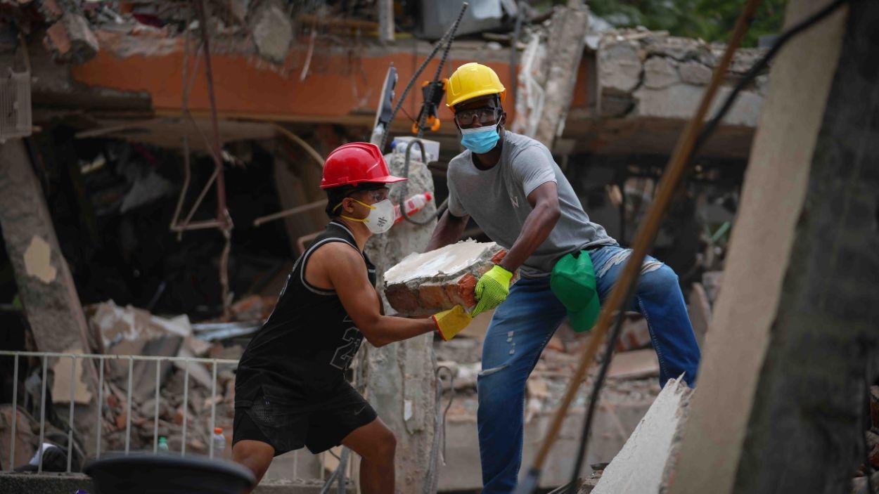 Los equipos de rescate llevan a cabo labores de búsqueda y salvamento entre los escombros de un edificio dañado por un terremoto en Cali, Colombia, el 12 de agosto de 2026.