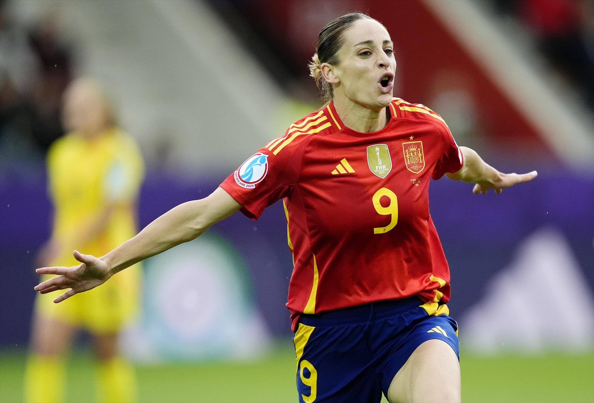 Esther González durante un partido con la selección| EP