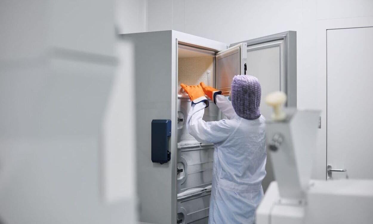 Una sanitaria clínica introduce el material en un congelador | Foto de 123RF/anishenko