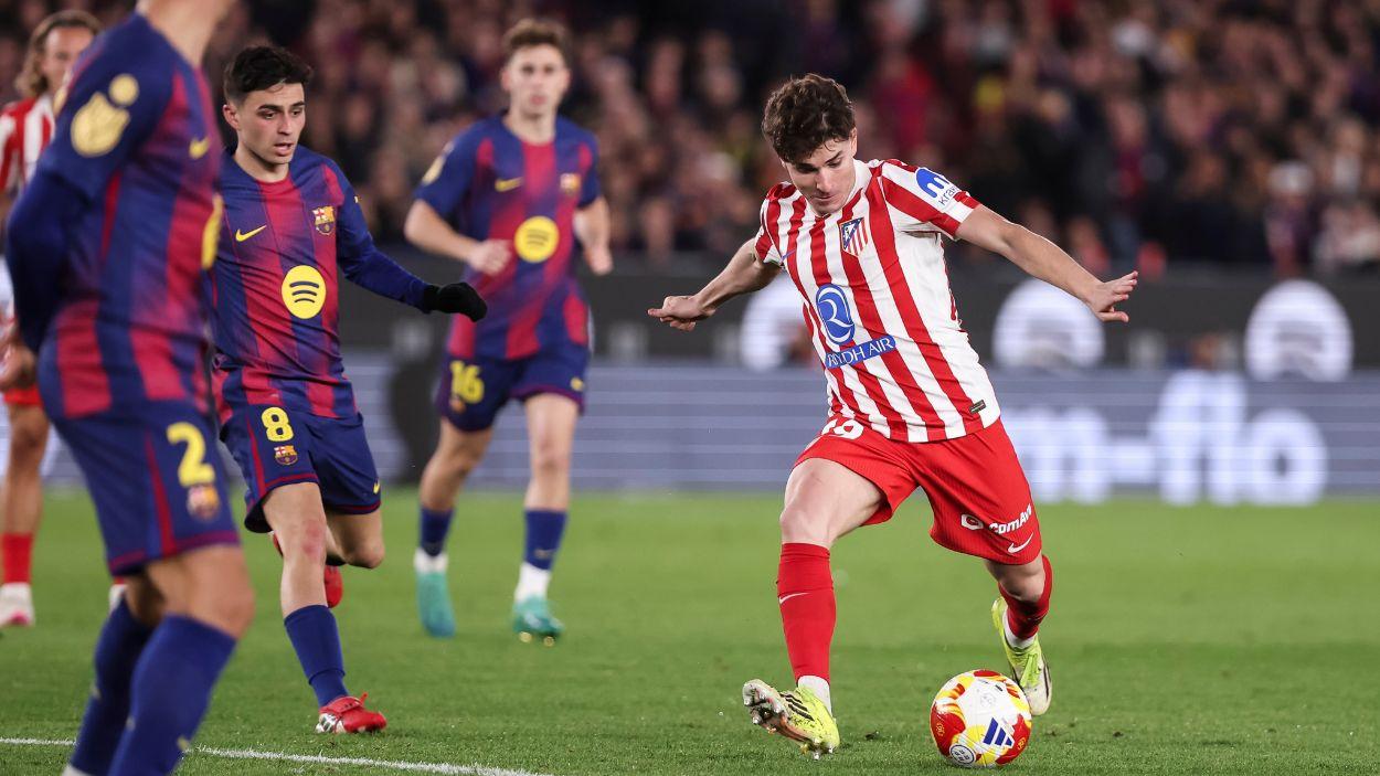 Julián Álvarez durante un partido entre el Fútbol Club Barcelona y el Atlético de Madrid. EP.