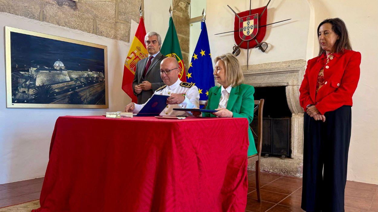 La ministra de Defensa, Margarita Robles, asiste a la firma del memorándum de entendimiento entre el Ministerio de Defensa de Portugal y el de España para la adquisición de vehículos tácticos todo