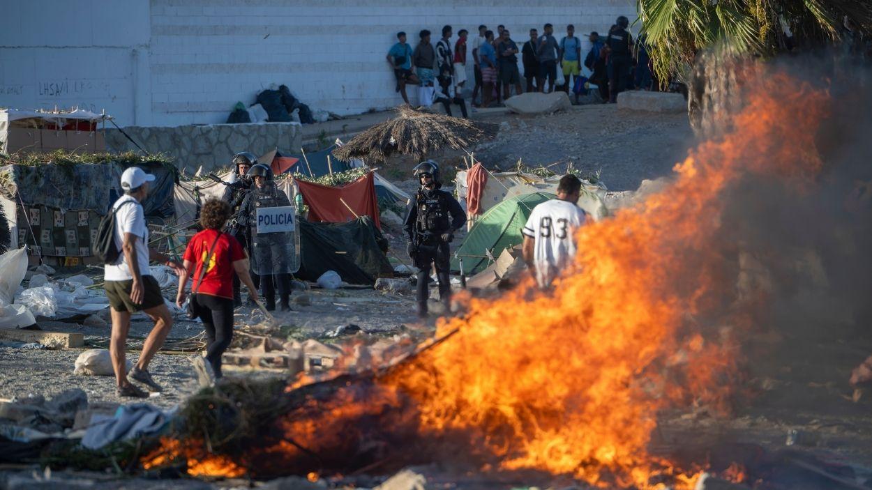 Pertenencias de los migrantes y mobiliario prendido fuego por los ultraderechistas violentos en Ceuta. EP.