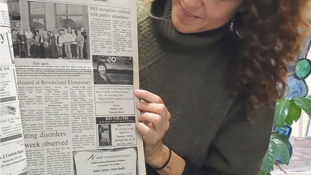 Agnès Marquès muestra el anuncio del que parte su novela 'La segunda vida de Ginebra Vern' © Imagen del archivo personal de Agnès Marqués