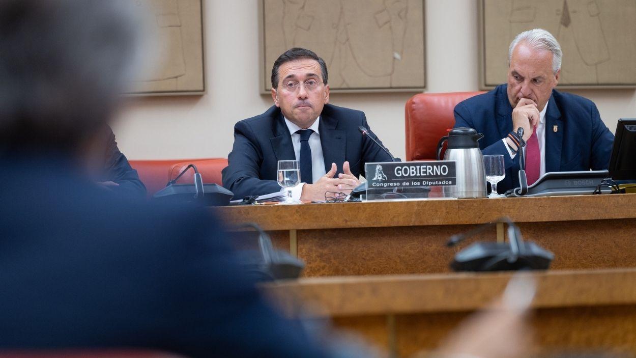 El ministro de Asuntos Exteriores, Unión Europea y Cooperación, José Manuel Albares (i), durante una comparecencia ante la Comisión de Interior en el Congreso de los Diputados. EP.