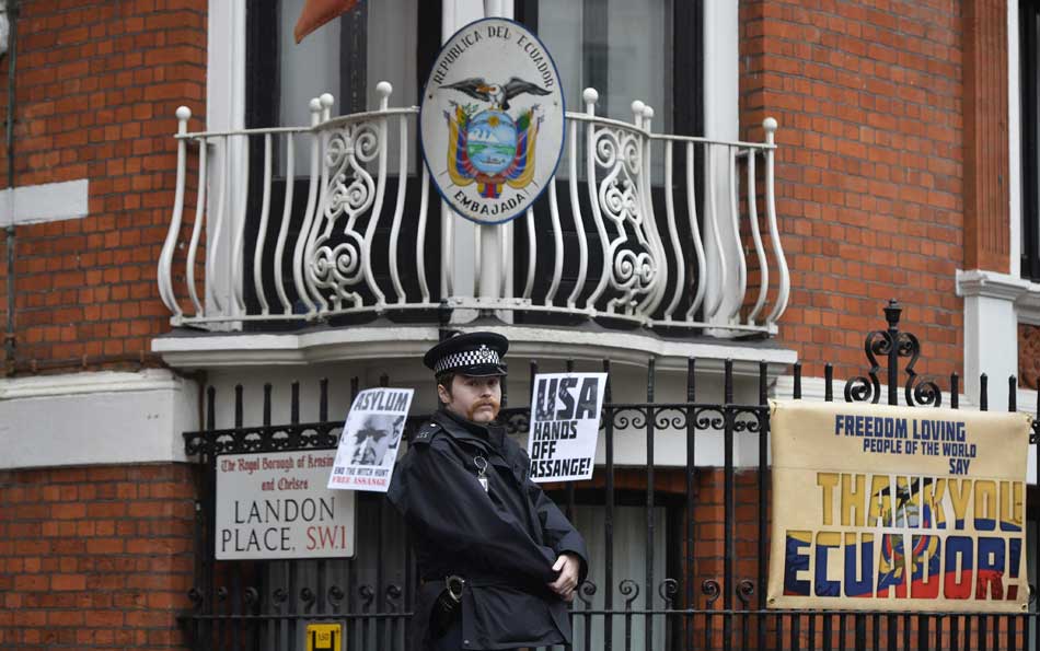 Un policía vigila delante de la Embajada de Ecuador en Londres (Reino Unido). 