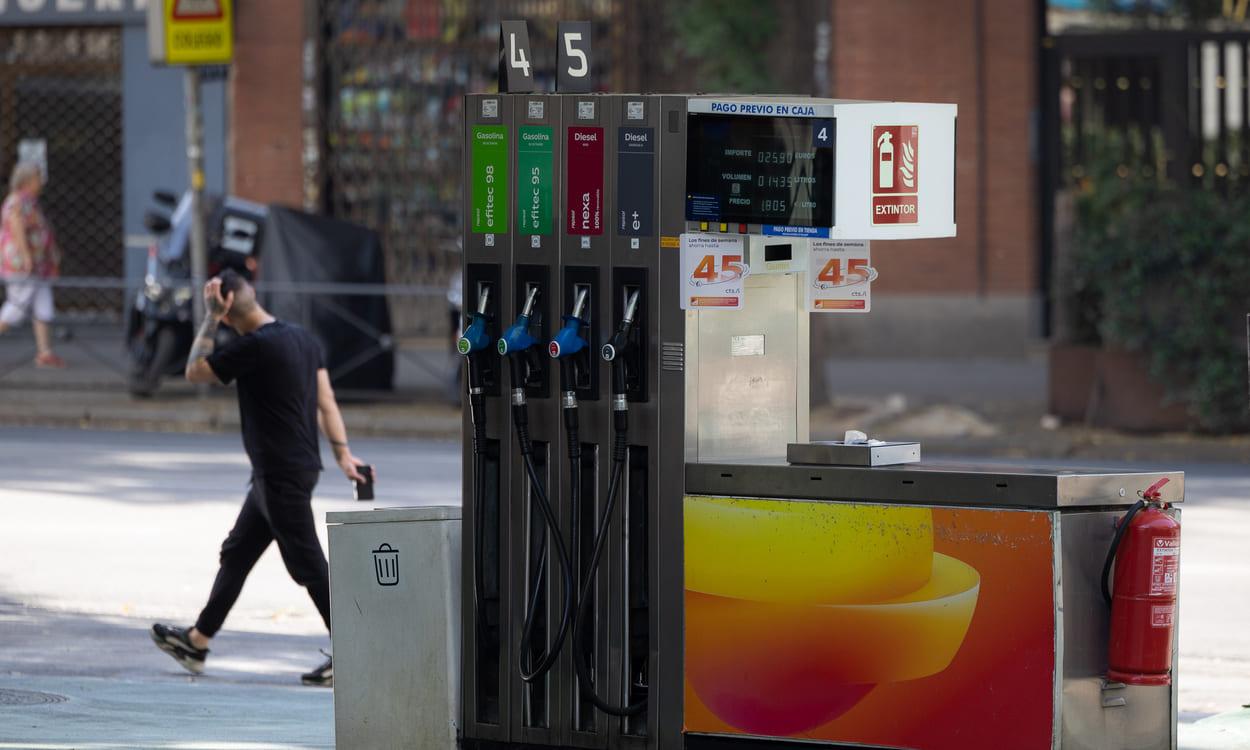 Surtidores de combustible en una gasolinera de Repsol, a 18 de agosto de 2026, en Madrid (España). Jesús Hellín / EP