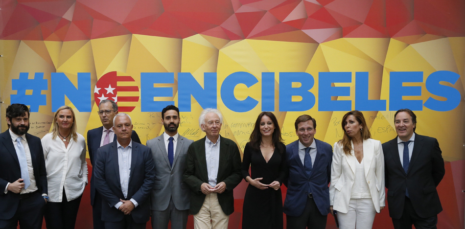 Andrea Levy y Alicia Sánchez-Camacho junto a otros dirigentes del PP en el acto en Cibeles