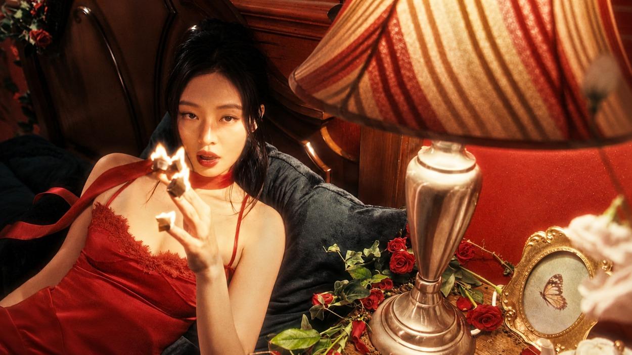 Jennie en el videoclip de 'Fallen Angel'