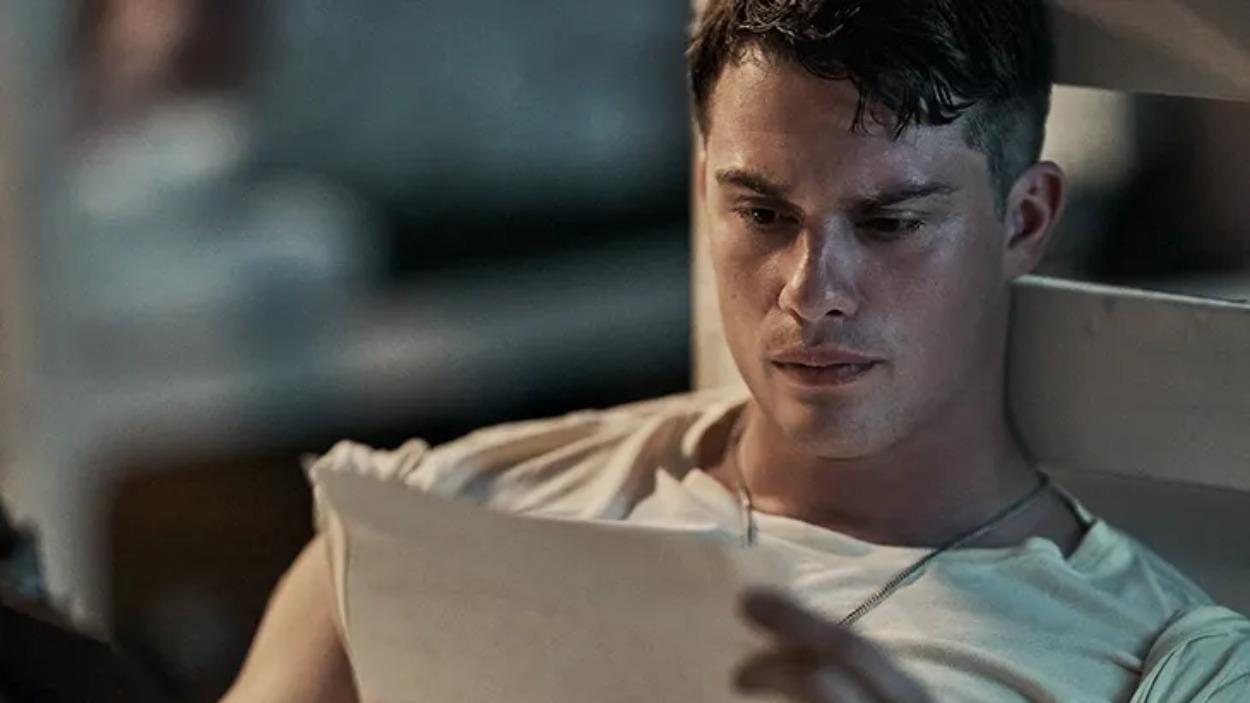 Nicholas Galitzine en The Mosquito Bowl
