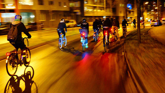 La DGT autoriza el uso de luces intermitentes en las bicicletas