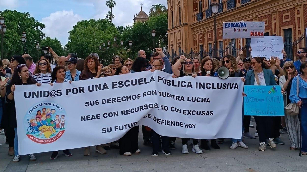 Una de las pancartas que ha podido verse en la concentración de familias de alumnos con necesidades educativas especiales frente a San Telmo, en Sevilla / EP