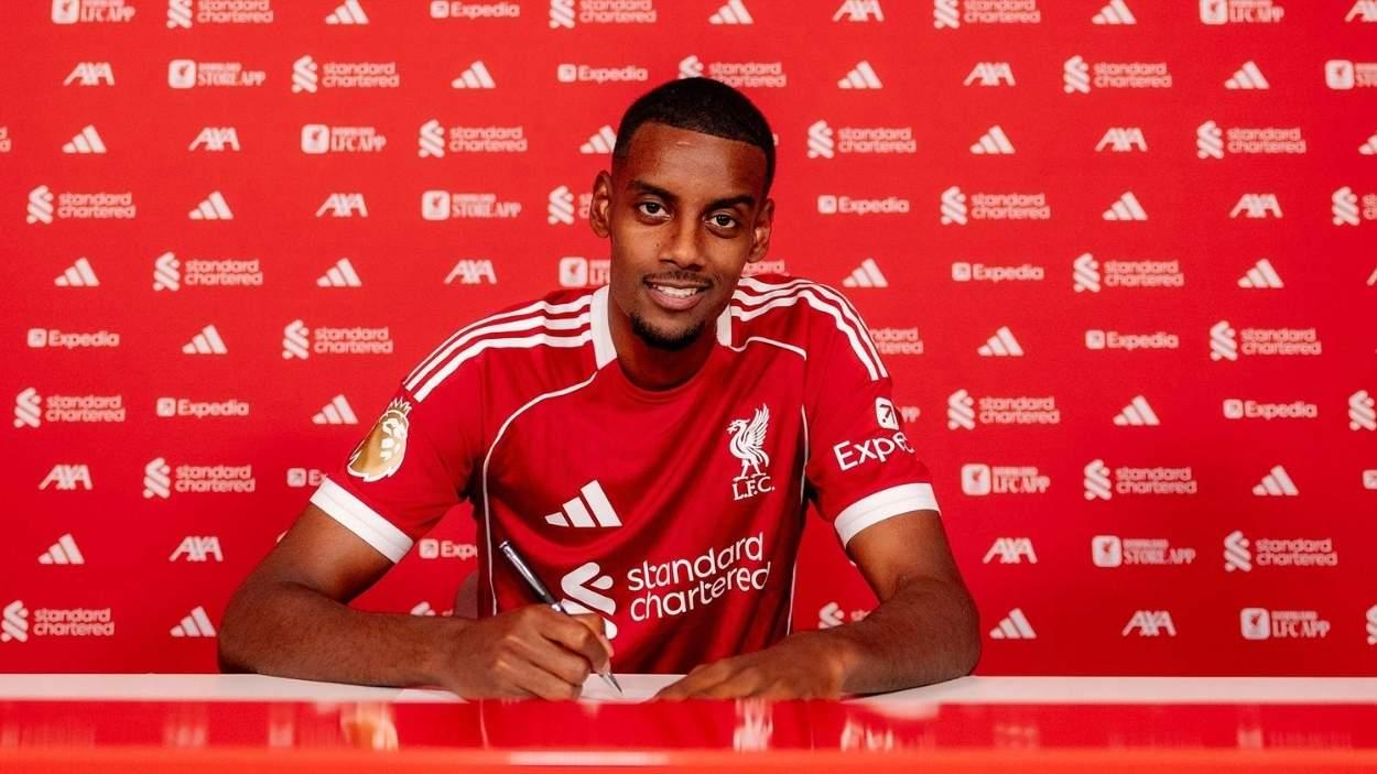 El futbolista sueco, Aleksander Isak, firmando con el Liverpool el último día de mercado. EP