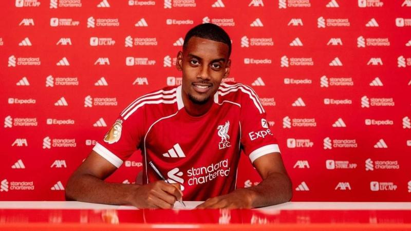 El futbolista sueco, Aleksander Isak, firmando con el Liverpool el último día de mercado. EP