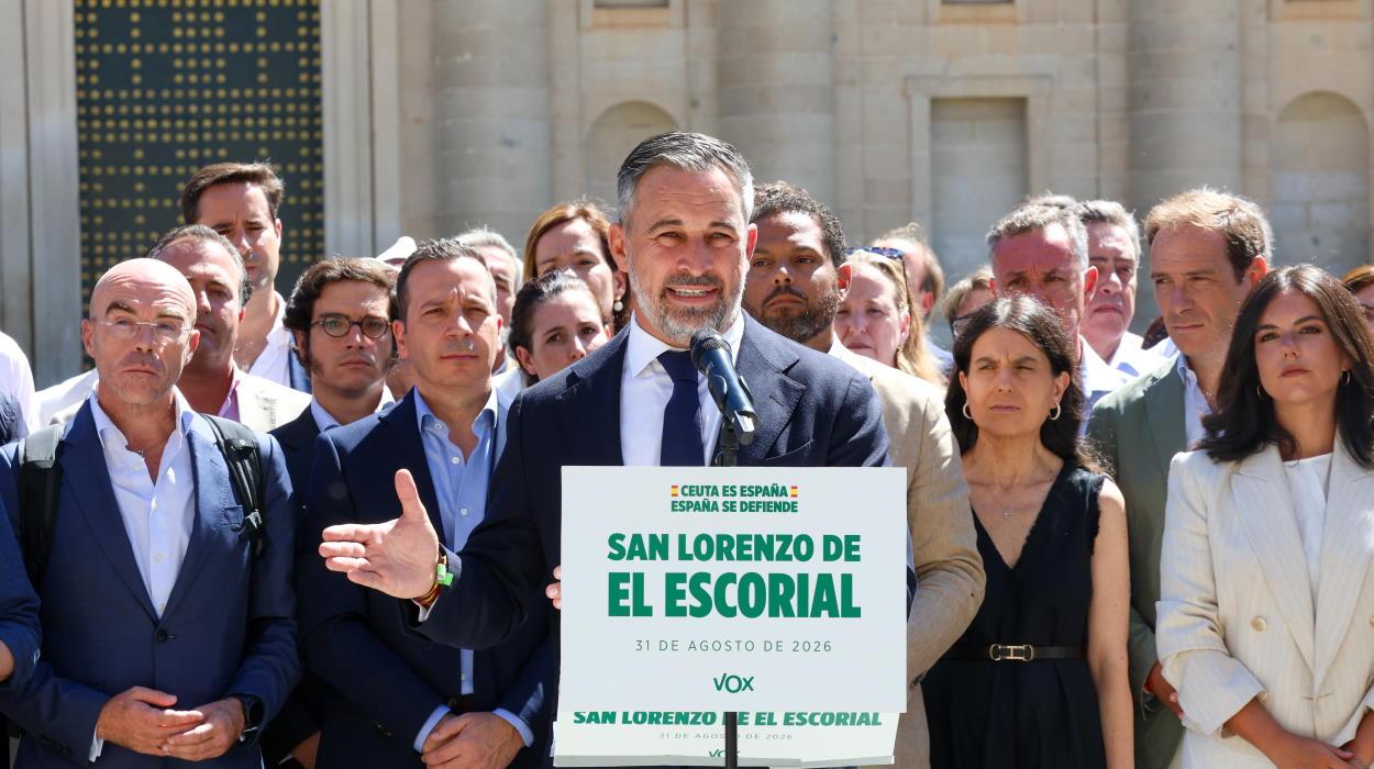 El presidente de VOX, Santiago Abascal, atiende a los medios de comunicación tras la reunión de inicio del curso político. EP.