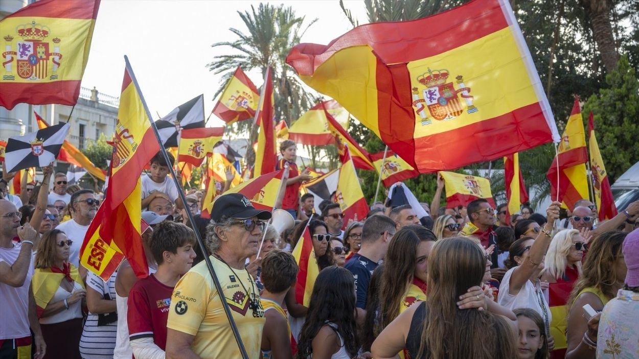 Decenas de personas durante una manifestación pacífica en Ceuta / EP