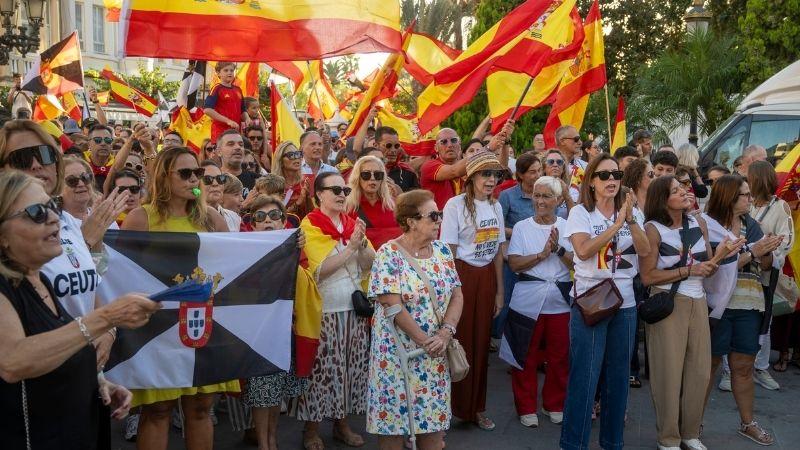 Un grupo de menores observa desde la ventana de un piso durante una manifestación pacífica, a 29 de agosto de 2026, en Ceuta. EP.