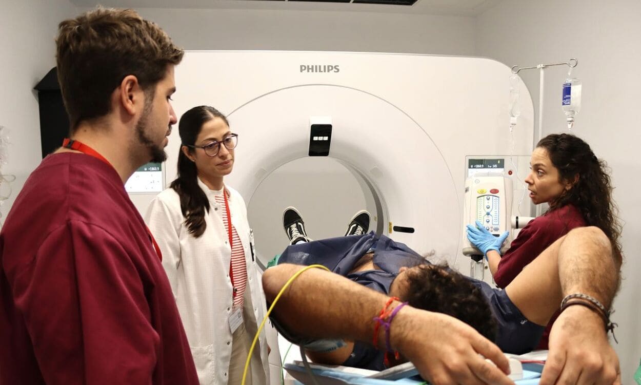 Una persona es sometida a un ecodoppler en un tunel de resonancia abierto | Foto del CNIC