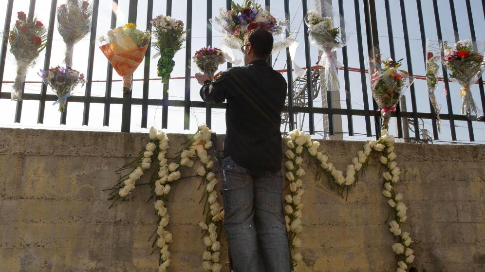 Familiares y víctimas del 11-M colocan flores en la calle Téllez de Madrid