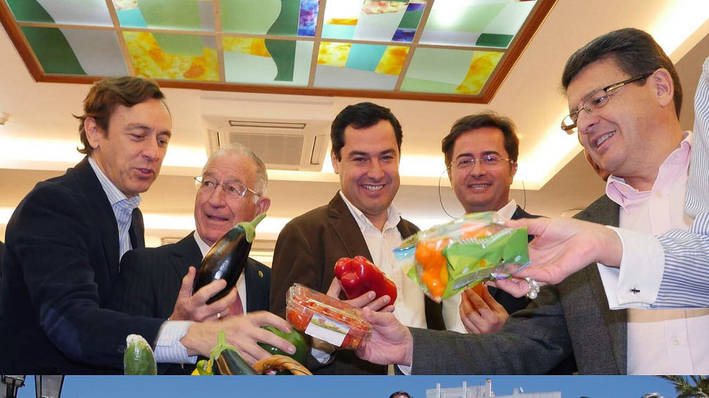 Gabriel Amat, Juanma Moreno y otros dirigentes del PP promocionando productos de Almería.