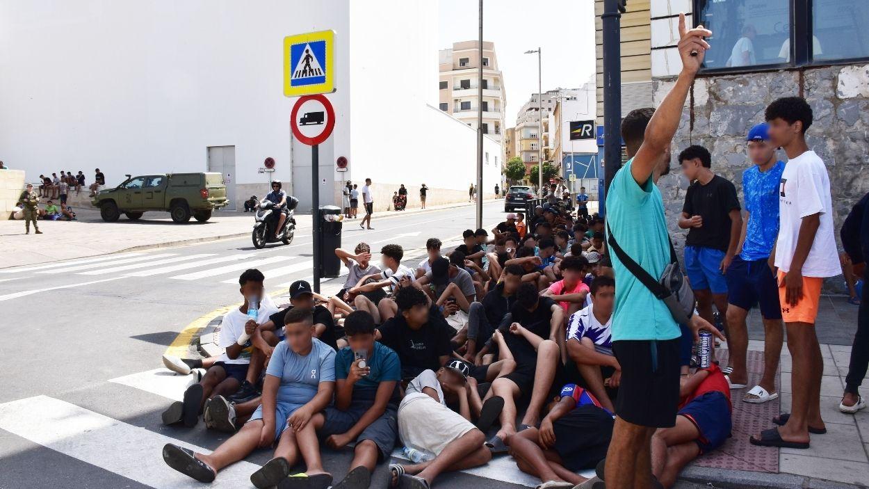 Un grupo de menores espera para ser registrado en una comisaría de Ceuta. EP