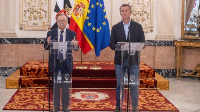 El presidente del Partido Popular, Alberto Núñez Feijóo (d), y el presidente de Ceuta, Juan Jesús Vivas (i), atienden a los medios de comunicación, en el Palacio de la Asamblea de Ceuta, a 19 de agosto de 2026, en Ceuta (España). EP.