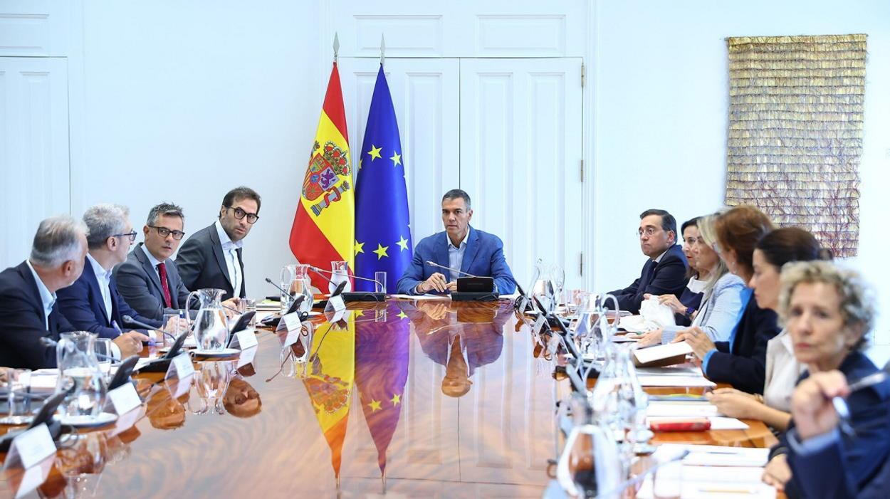 El presidente del Gobierno, Pedro Sánchez, durante un reunión con ministros y expertos. EP.