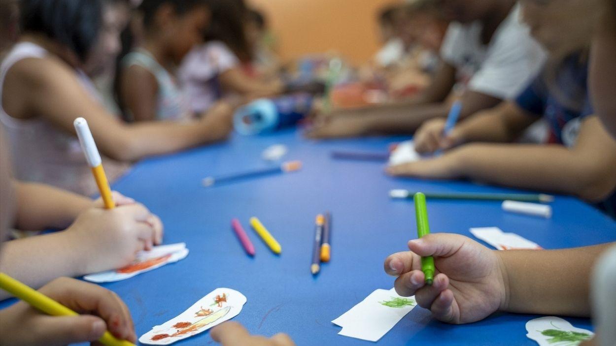 Imagen de recurso de menores con material escolar / EP