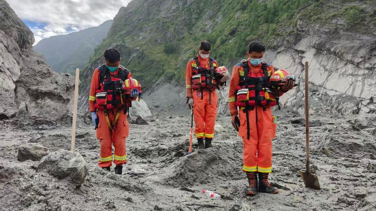 Efectivos de rescate guardan un minuto de silencio por los fallecidos en la riada de Nepal. EP.