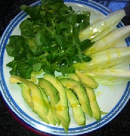 Ensalada de aguacate, endibias y canónigos con queso de cabra y fideua con verduras y magro