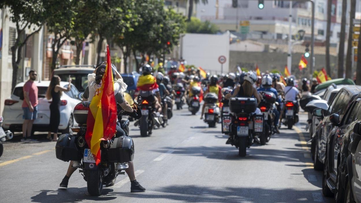 Numerosas personas participan en una concentración de embarcaciones y motos en apoyo al pueblo ceutí en Ceuta / EP