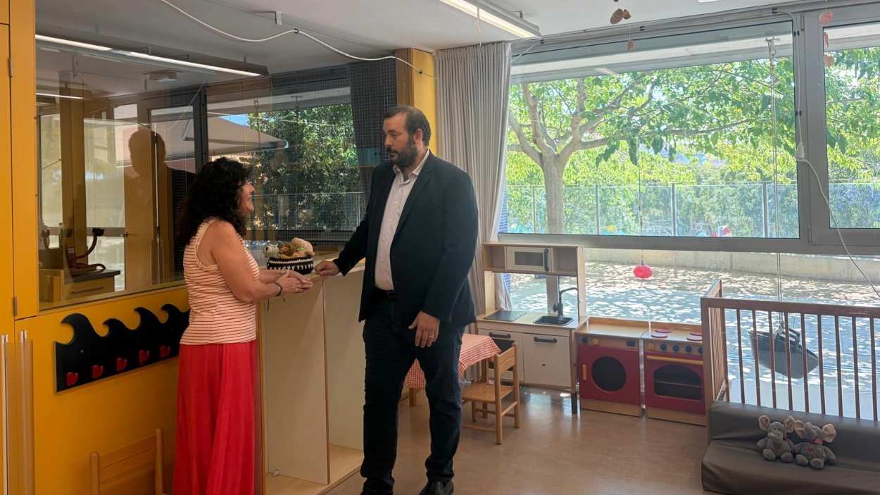 El alcalde de Mataró, David Bote, y la concejala de Educación, Bea Delgado, en la Escuela Infantil Municipal Els Menuts. Ayuntamiento de Mataró