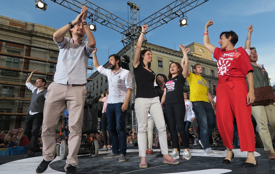 Representantes de Podemos sobre el escenario montado en la Puerta del Sol. 