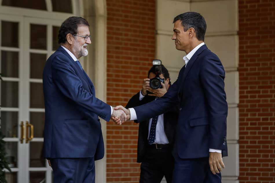 El presidente del Gobierno, Mariano Rajoy, recibe al secretario general del PSOE, Pedro Sánchez, en el Palacio de la Moncloa.