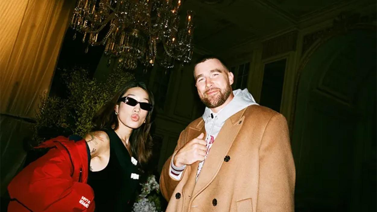 Jisoo y Travis Kelce x Tommy Hilfiger 