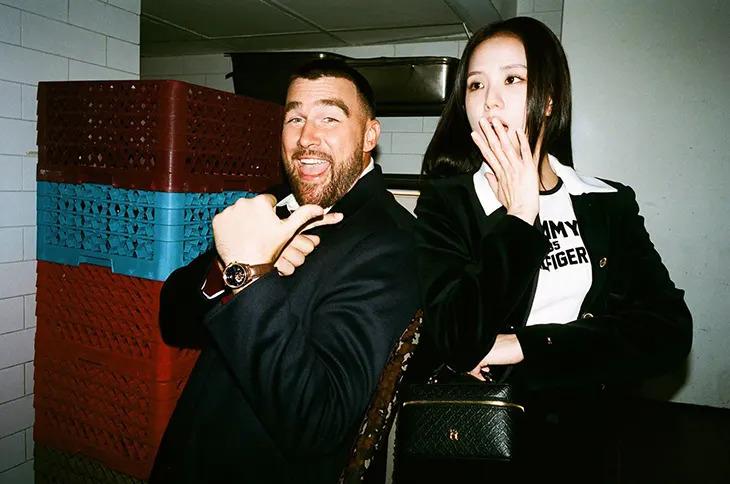 JisooyTravisKelcexTommyHilfiger 1 020926 JisooyTravisKelcexTommyHilfiger 1 020926