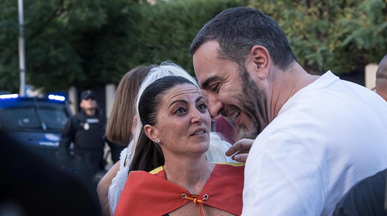 El criminal Víctor de Aldama y la abogada y exdiputada del Congreso de los Diputados, Macarena Olona, hace un mes. EP.