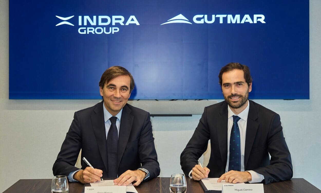 Enric Blasco, delegado territorial de Indra Group en Cataluña, y Miguel Camino, CEO de GUTMAR, durante la firma del acuerdo de colaboración entre ambas compañías. INDRA GROUP