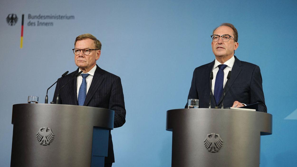 El ministro del Interior de Alemania, Alexander Dobrindt, y el de Exteriores, Johann Wadephul, comparecían este marte ante la prensa en Berlín