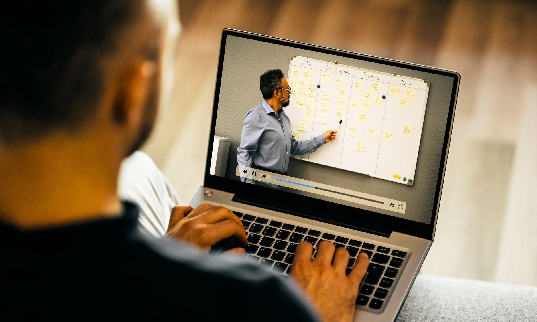 Descubre plataformas de IBM, Microsoft, la UE, Open University, HubSpot o Google para formarte gratis este curso y mejorar tus oportunidades laborales