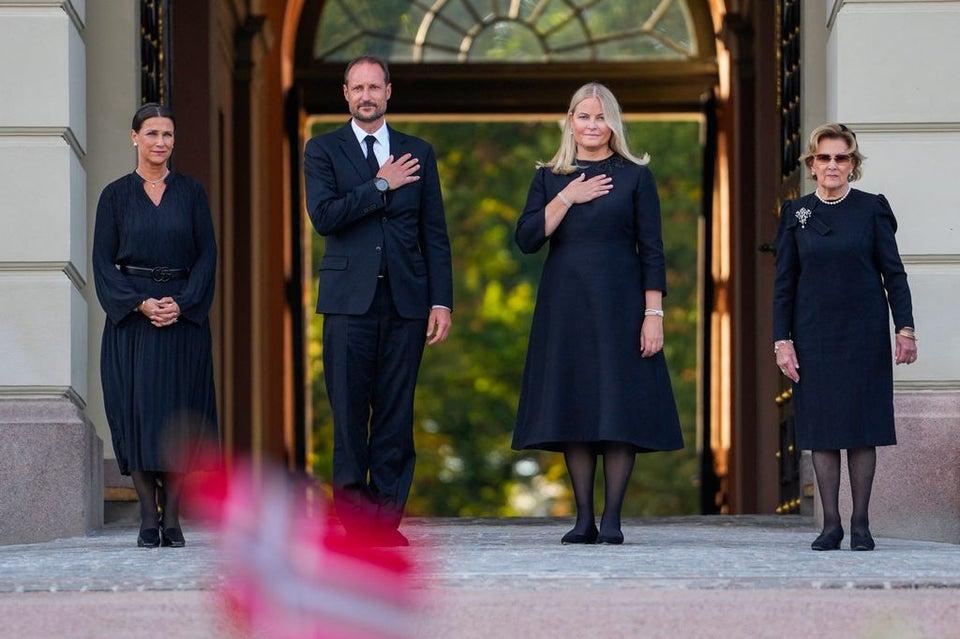 La princesa Martha Luisa, el rey Haakon VIII la reina Mette Marit y la reina Sonia en la plaza del Palacio en Oslo La princesa Martha Luisa, el rey Haakon VIII la reina Mette Marit y la reina Sonia en la plaza del Palacio en Oslo