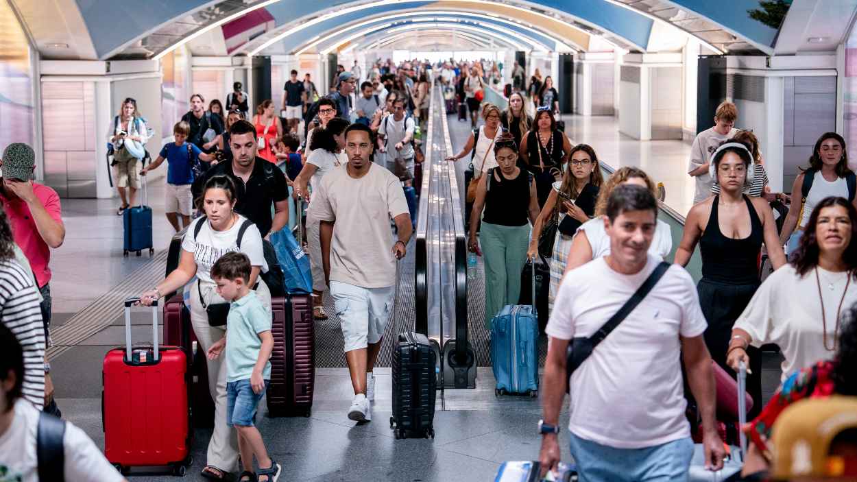 Viajeros en la Estación de Madrid - Puerta de Atocha - Almudena Grandes | EP