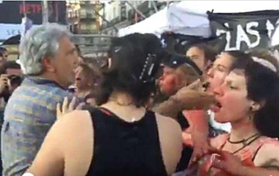 Imagen del vídeo que muestra la agresión de uno de los manifestantes a una de las integrantes de Ve-la Luz. 