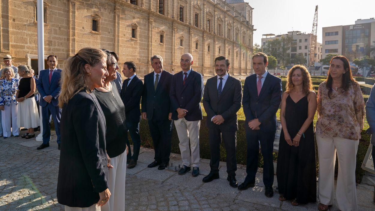 Representantes parlamentarios de PP y Vox en el acto de izado de bandera en el Parlamento andaluz / Vox Andalucía